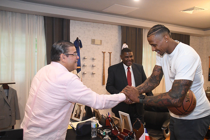 El exjugador de la NBA se reúne con el ministro de Deportes  